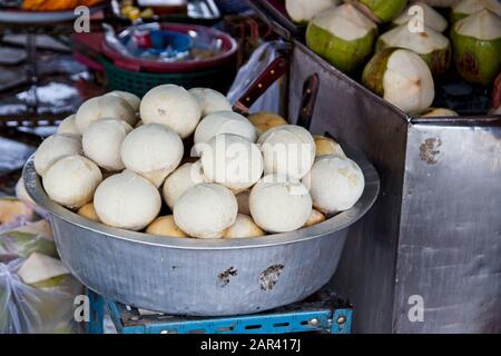 Noci di cocco sbucciate al mercato alimentare Wat Arun a Bangkok Foto Stock