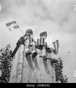 Entry Queen Juliana In The Hague Bambini Con Bandiere Data: 18 Settembre 1948 Parole Chiave: Entry, Bambini, Bandiere Nome Del Personale: Juliana, Queen Foto Stock