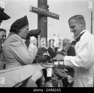 Entry Queen Juliana in the Hague Gradient CUPS with coffee Data: 18 settembre 1948 Parole Chiave: Entry, COFFEE, cups Nome utente: Juliana, Queen Foto Stock