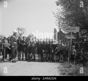 Correzione del confine Selfkant e Tudderen (vicino Sittard) Bambini presso il posto doganale, alla presenza di un caporale del Marechaussee Annotazione: Il comune tedesco Selfkant è il 23 aprile 1949 (l'area dell'attuale comune esclusivo Saeffelen) allegato dai Paesi Bassi come compensazione per la guerra. Data: 23 aprile 1949 luogo: Tudderen Parole Chiave: Correzioni dei confini, frontiere, bambini, marekausvede Foto Stock