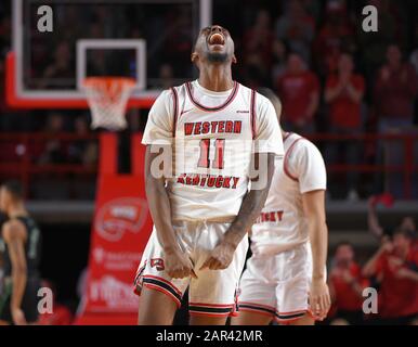 25 gennaio 2020: Western Kentucky Hilltoppers guardia Taveion Hollingsworth (11) celebra il cesto e il tempo fuori come egli corre lungo il campo durante una partita di basket NCAA tra il Maresciallo Maresciallo Mandria e WKU Hilltoppers a E.A. Diddle Arena in Bowling Green, KY (Photo Credit: Steve Roberts.CSM) Foto Stock