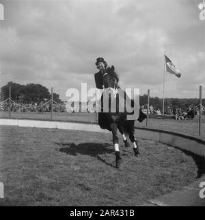 Regina Strassburger a cavallo Data: 9 gennaio 1950 Parole Chiave: Cavalli, dressage cavallo Nome personale: Strassburger, Regina Foto Stock