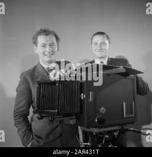 Filmopshots Polygoon-profili film The dike is close Annotation: The film, starring Kees Brusse, premiered on October 6, 1950 Date: November 10, 1949 Location: Walcheren, Zeeland Keywords: Camera, film Settings Name: Polygon Foto Stock