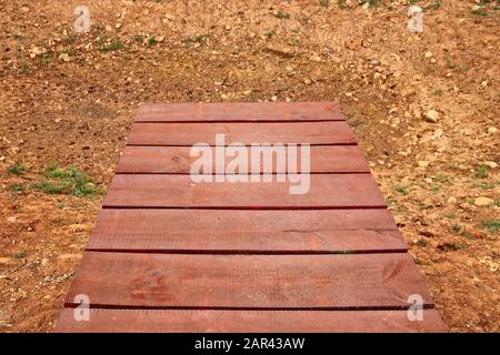 Scatto ad angolo alto di un bacino di legno in un campo Foto Stock