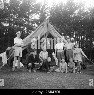 VCJC Kamp Vlieland [un gruppo di ragazzi con leader per una tenda] Data: 27 luglio 1950 luogo: Friesland, Vlieland Parole Chiave: Organizzazioni giovanili, campi Foto Stock