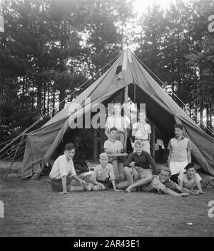VCJC Kamp Vlieland [un gruppo di ragazzi con leader per una tenda] Data: 27 luglio 1950 luogo: Friesland, Vlieland Parole Chiave: Organizzazioni giovanili, campi Foto Stock