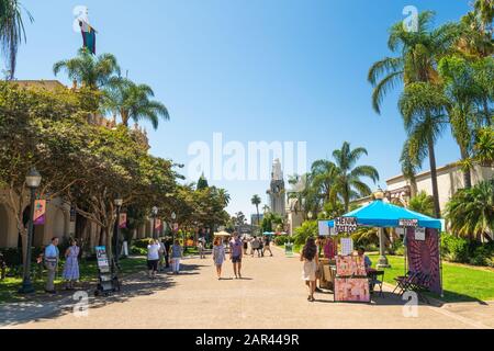 San Diego, California/USA - 12 agosto 2019 bella giornata estiva di sole a Balboa Park, San Diego, California. Alberi tropicali, architettura, turisti Foto Stock