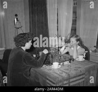 Fenny Heemskerk (campione di scacchi per donne) con figlia Data: 10 aprile 1951 Parole Chiave: Figlie, scacchi per donne, campioni Nome personale: Fenny Heemskerk Foto Stock
