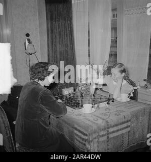 Fenny Heemskerk (campione di scacchi per donne) con figlia Data: 10 aprile 1951 Parole Chiave: Figlie, scacchi per donne, campioni Nome personale: Fenny Heemskerk Foto Stock