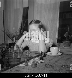 Fenny Heemskerk (campione di scacchi per donne) con figlia Data: 10 aprile 1951 Parole Chiave: Figlie, scacchi per donne, campioni Nome personale: Fenny Heemskerk Foto Stock
