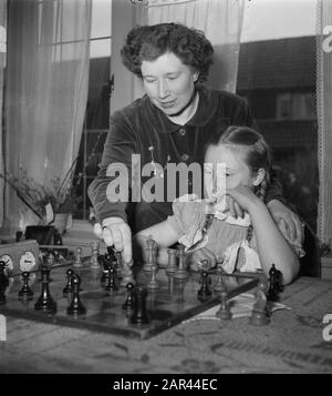 Fenny Heemskerk (campione di scacchi per donne) con figlia Data: 10 aprile 1951 Parole Chiave: Figlie, scacchi per donne, campioni Nome personale: Fenny Heemskerk Foto Stock