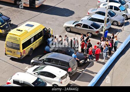 Tbilisi, GEORGIA - 25 settembre 2019: Un gruppo di turisti che si imbarcano su un minibus. Nella città di Tbilisi, Geo, sono disponibili molti famosi tour turistici Foto Stock