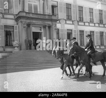 I Cavalieri Rurali Offrono La Regina Juliana L'Ordine Della Regina. Defilé Data: 22 Maggio 1951 luogo: Soestdijk Parole Chiave: Queens, monarchia, piloti Nome personale: Bernhard (Prince Netherlands), Juliana (queen Netherlands) Foto Stock