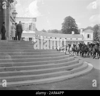 I Cavalieri Rurali Offrono La Regina Juliana L'Ordine Della Regina. Defilé op Soestdijk Data: 22 maggio 1951 luogo: Soestdijk Parole Chiave: Queens, monarchia, piloti Nome personale: Juliana (queen Netherlands) Foto Stock