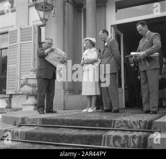 I Cavalieri Rurali Offrono La Regina Juliana L'Ordine Della Regina. Data dei bordes: 22 maggio 1951 luogo: Soestdijk Parole Chiave: Queens, monarchia, piloti Nome personale: Bernhard (Prince Netherlands), Juliana (queen Netherlands) Foto Stock