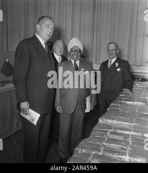 Congresso Mondiale Del Tabacco. Ministro A.H.M. Albregts pone con un uomo indiano Data: 17 Settembre 1951 luogo: Amsterdam Parole Chiave: Conferenze, ministri, industria del tabacco Nome personale: Albregts, A.H.M. Foto Stock