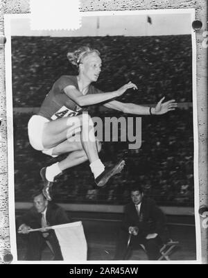 Olimpiadi Di Helsinki. Un'annotazione russa del ponticello: Probabilmente Alexandra Chudina. Titolo sbagliato = Willy Lust Data: 23 luglio 1952 Località: Helsinki Parole Chiave: Atletica, sport, salto lungo Foto Stock