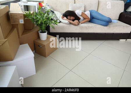 Signora afroamericana stanca che prende la pausa Foto Stock