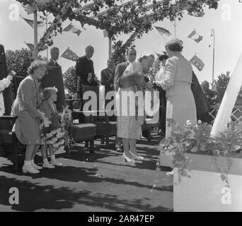 Apertura serrature Tiel Ravenswaay en Wijk bij Duurstede offrire fiori a Tiel Data: 21 maggio 1952 posizione: Gelderland, Ravenswaay, Tiel, Utrecht, Quartiere di Duurstede Parole Chiave: Casa reale , aperture, chiuse, acqua Stato personale Nome: Christina, principessa, Irene, principessa, Juliana, regina, Marijke, principessa Foto Stock