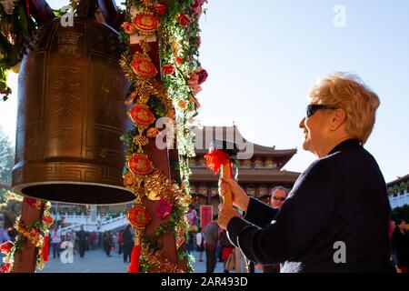 Los Angeles, Stati Uniti. 25th Gen 2020. Una donna suona una campana in un tempio il primo giorno dell'anno cinese del Rat, a Los Angeles, Stati Uniti, il 25 gennaio 2020. Credito: Qian Weizhong/Xinhua/Alamy Live News Foto Stock