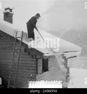 Visita reale a Grindelwald, foto di Grindelwald Data: 31 dicembre 1953 luogo: Grindelwald Parole Chiave: Operai, case, neve Foto Stock