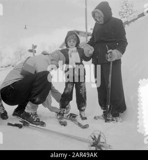 Visita reale a Grindelwald, foto di Marijke Data: 31 dicembre 1953 luogo: Grindelwald Parole Chiave: Principesse, skien Nome personale: MARAKE Foto Stock