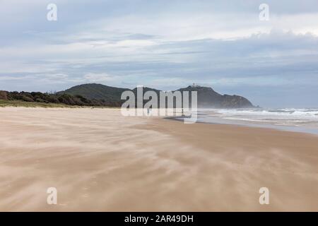 Spiaggia australiana, spiaggia di sego di Byron Bay, vento soffia sulla sabbia creando motivi insoliti, nuovo Galles del Sud, Australia Foto Stock