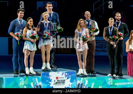 Greensboro, Carolina Del Nord, Stati Uniti. 25th Gen 2020. 25 gennaio 2020 Ã GREENSBORO, N.C., USA - i vincitori del campionato dal primo al quarto posto si pongono con le loro medaglie durante il 2020 Toyota U.S. Figure Skating Championship al Greensboro Coliseum. I vincitori del primo posto sono ALEXA KNIERIM e CHRISTOPHER KNIERIM di Chicago e San Diego. Credito: Timothy L. Hale/Zuma Wire/Alamy Live News Foto Stock