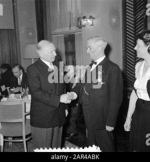 Accoglienza presso il Carlton Hotel di Amsterdam in onore del Dr. Martin J. Prempela, che divenne 60 anni il 25 gennaio 1956. Il Sig. Borremans (a sinistra), console generale del Belgio, si congratula con il Dr. Premsela dopo aver fissato L'Ordine della Corona del Belgio Data: 28 gennaio 1956 Località: Amsterdam, Noord-Holland Parole Chiave: Diplomatici, letterari, premi, ricevimenti, scienziati Nome personale: Borremans, Premsela Martin J Foto Stock