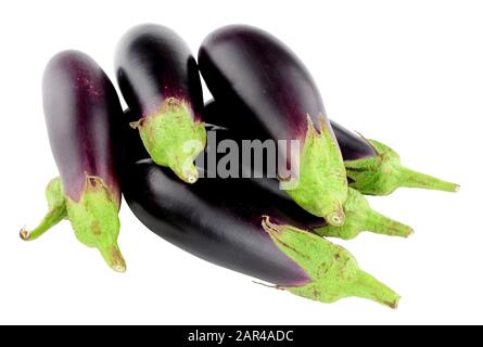 Melanzane fresche e crude, isolate su sfondo bianco Foto Stock