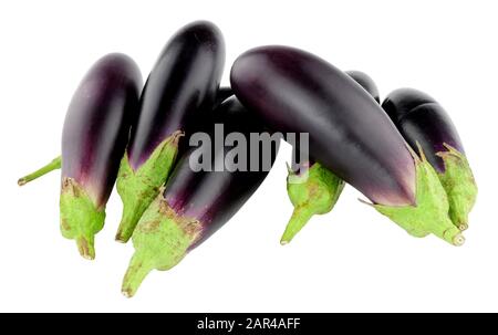 Melanzane fresche e crude, isolate su sfondo bianco Foto Stock