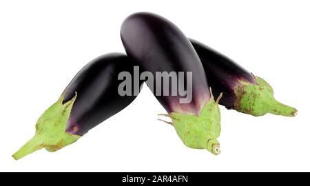 Melanzane fresche e crude, isolate su sfondo bianco Foto Stock