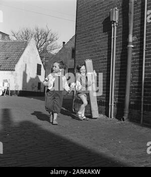 Bambini con regali per la Festa della mamma Data: 11 maggio 1956 Parole Chiave: Regali, Bambini, MADRI GIORNI Nome dell'istituzione: Festa della mamma Foto Stock