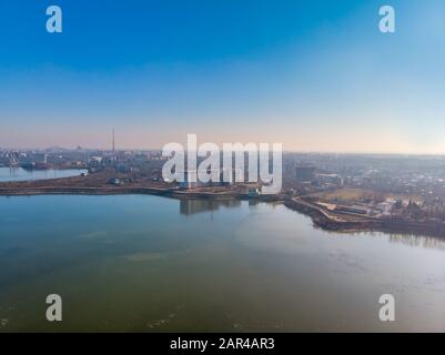 Foto aerea del lago Morii , Bucarest, Romania con molti edifici in lontananza Foto Stock