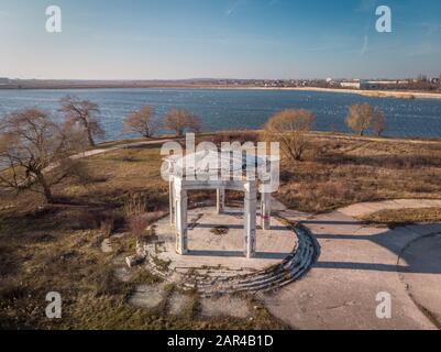 Foto aerea del vecchio chiosco sull'Isola del Lago Morii, Bucarest, Romania Foto Stock