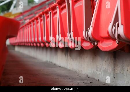 Una sedia per guardare gli sport sull'anfiteatro. Sedie allineate nei supporti. Foto Stock