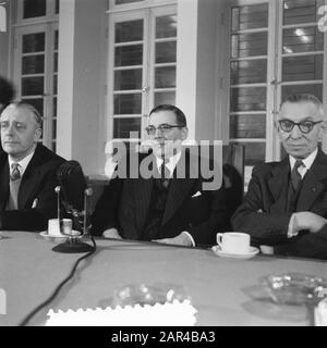 New Mayor Amsterdam MR. G. Van Hall tiene conferenza stampa Data: 3 gennaio 1957 Località: Amsterdam, Noord-Holland Parole Chiave: MAYORESTERS, conferenze stampa Nome personale: Hall, G. by Foto Stock