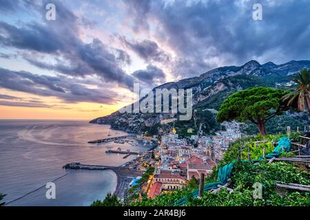 Il bellissimo borgo costiero di Amalfi in Italia al tramonto Foto Stock