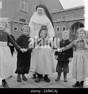 Serie Volendam Data: 11 Febbraio 1957 Località: Noord-Holland, Volendam Foto Stock