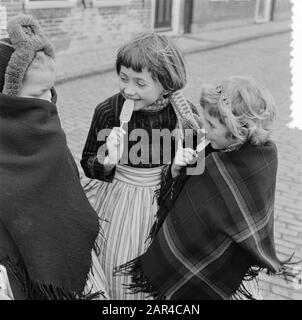 Serie Volendam Data: 11 Febbraio 1957 Località: Noord-Holland, Volendam Foto Stock
