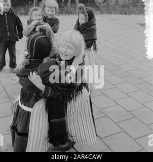 Serie Volendam Data: 11 Febbraio 1957 Località: Noord-Holland, Volendam Foto Stock