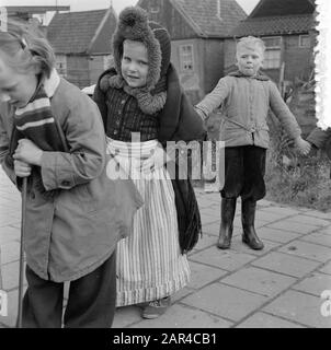 Serie Volendam Data: 11 Febbraio 1957 Località: Noord-Holland, Volendam Foto Stock
