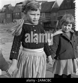 Serie Volendam Data: 11 Febbraio 1957 Località: Noord-Holland, Volendam Foto Stock