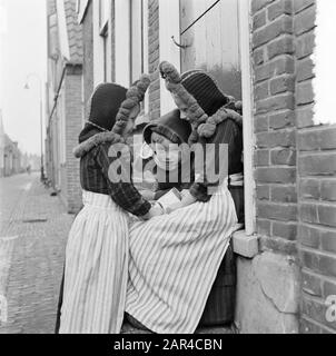 Serie Volendam Data: 11 Febbraio 1957 Località: Noord-Holland, Volendam Foto Stock