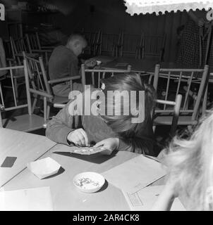 Bambini nel Reinildahuis in Marnixstraat 28 Amsterdam Data: 8 aprile 1957 Località: Amsterdam, Noord-Holland Parole Chiave: Bambini Foto Stock