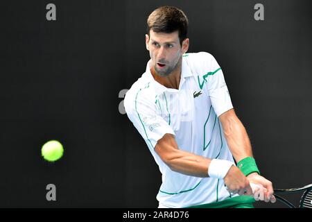 Melbourne, Australia. 26th Gen 2020. 2nd seme NOVAK DJOKOVIC (SRB) in azione contro il seme 14th DIEGO SCHWARTZMAN (ARG) sulla Rod Laver Arena in una partita di uomini singoli 4th rotonda il giorno 7 dell'Australian Open 2020 a Melbourne, Australia. Sydney Low/Cal Sport Media. Djokovic ha vinto 63 64 64. Credito: Csm/Alamy Live News Foto Stock