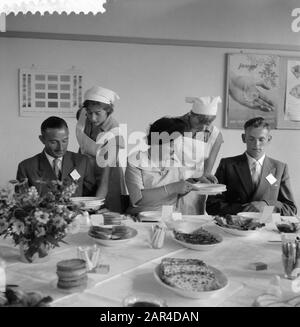 Visita Di sua Maestà e Beatrix a Markelo Pranzo della Regina Juliana presso le famiglie della fattoria 'De Whemekamp' Data: 29 Agosto 1957 Ubicazione: Markelo Parole Chiave: Visite reali Nome personale: Juliana (regina Olanda) Foto Stock