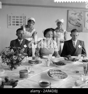 Visita Di sua Maestà e Beatrix a Markelo Pranzo della Regina Juliana presso le famiglie della fattoria 'De Whemekamp' Data: 29 Agosto 1957 Ubicazione: Markelo Parole Chiave: Visite reali Nome personale: Juliana (regina Olanda) Foto Stock