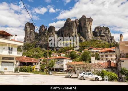 Kalabaka, Grecia. Le rocce nere di Meteora dalla città di Kalabaka Foto Stock