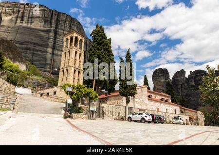 Kalabaka, Grecia. La chiesa del 11th secolo e le rocce nere di Meteora dalla città di Kalabaka Foto Stock